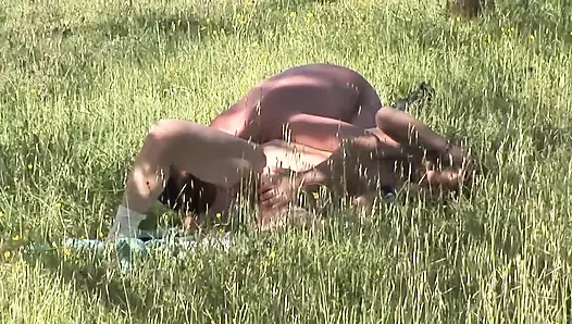 Gerçek açık havada, sahada veya plajda üst üste mi?