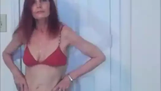 Redhot kızıl saçlı gösterisi (kırmızı bikini fotoğraf çekimi)