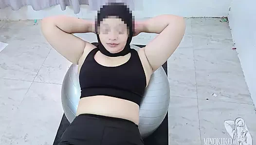 Ateşli tesettürlü kız büyük götünü gösteriyor ve kişisel antrenörü tarafından döl duşu alıyor - minokiiko