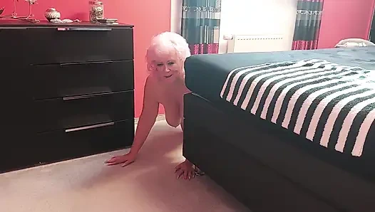 Azgın Alman nine eş değiştirmede bir yabancıyla sikişiyor ve büyük bir dölleniyor!