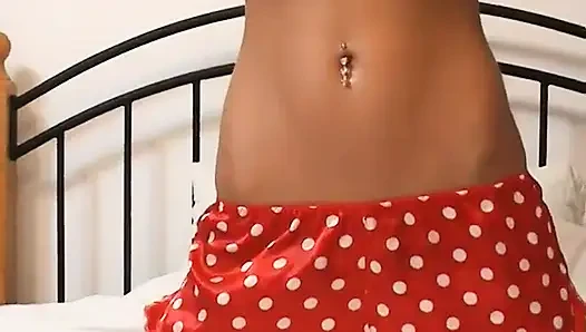 Симпатичная брюнет-крошка с вялыми сиськами Lacey любит ублагивать себя