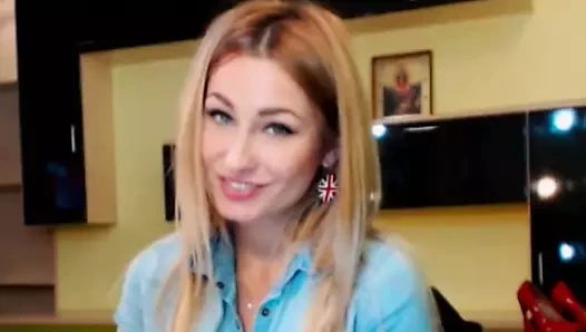 Güzel sıcak sarışın kam bebek mastürbasyon yapmak solo üzerinde kam