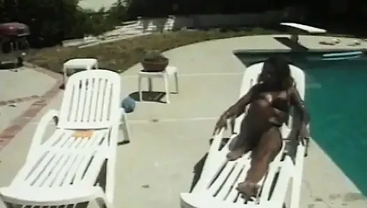 Dört seksi zenci kız havuz başında amcığına dalıyor ve sıkı amcığını sikmek için dildo kullanıyor