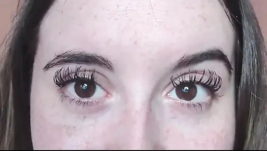 Sen edepsiz yarağına dokunurken bu tanrıça seni izliyor