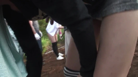 Sahadaki işçi kızlardan hoşlanıyor