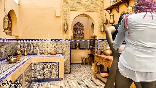 Suudi koca ve İranlı evli kadın mutfakta