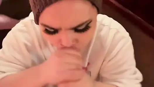 Bu kafesli beni emerken izletiyorum