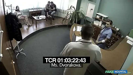 Fake Hospital - молодая крошка с плохой спиной без проблем наклоняется для глубокого хуя