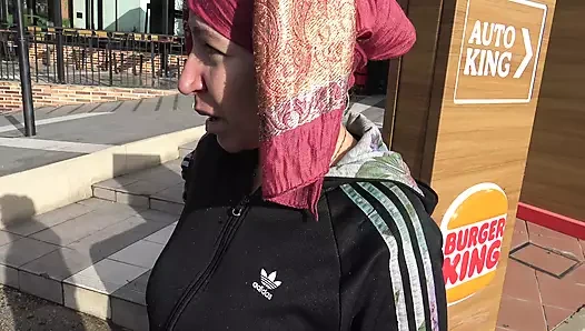 Bu amatör orta yaşlı seksi kadın o kadar aç ki burger karşılığında elle muamele çekiyor !!