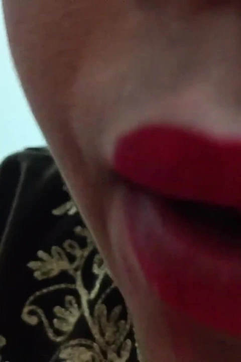 Yakın çekim tinny yarağı gırtlağına kadar emiyor