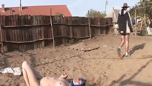 Yaşlı ve genç orta yaşlı seksi kadın çiftlikte sikişiyor