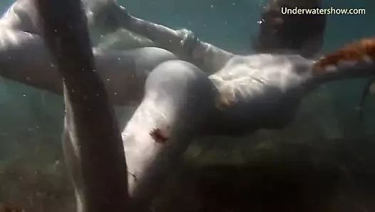 Underwatershow, su altı tenerife kızlarını sunar