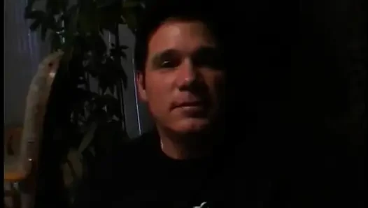 Kaslı koyu tenli adam büyük yaraklı sevimli bir esmeri sikiyor