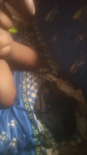 Ключевой момент из "Рано утром секс с девушкой с большой грудью в домашнем видео"