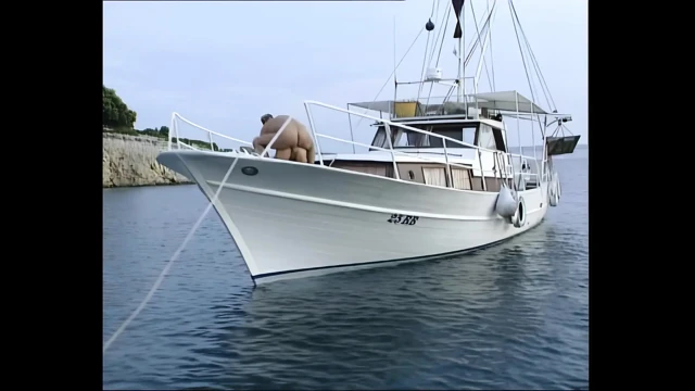 Azgın esmer kız sikişmeden önce arkadaşının büyük bir yarağını emiyor