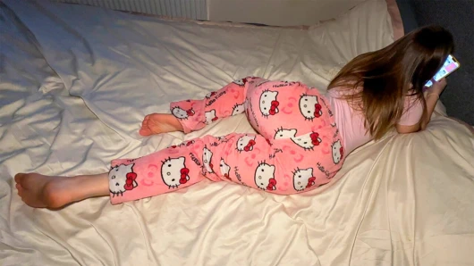 Büyük memeli minyon üvey kız kardeş sert sikiliyor