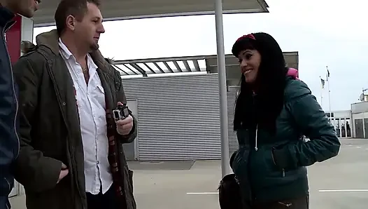 Büyük memeli dövmeli kız ağzında amında büyük yarağı seviyor
