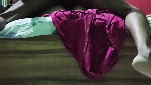 Hintli orta yaşlı seksi teyze büyük Hintli yarakla sert sikişiyor