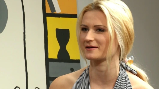 Utangaç sarışın küçük kasaba kızı için ilk oyuncu seçmelerinde kanepede sikişiyor