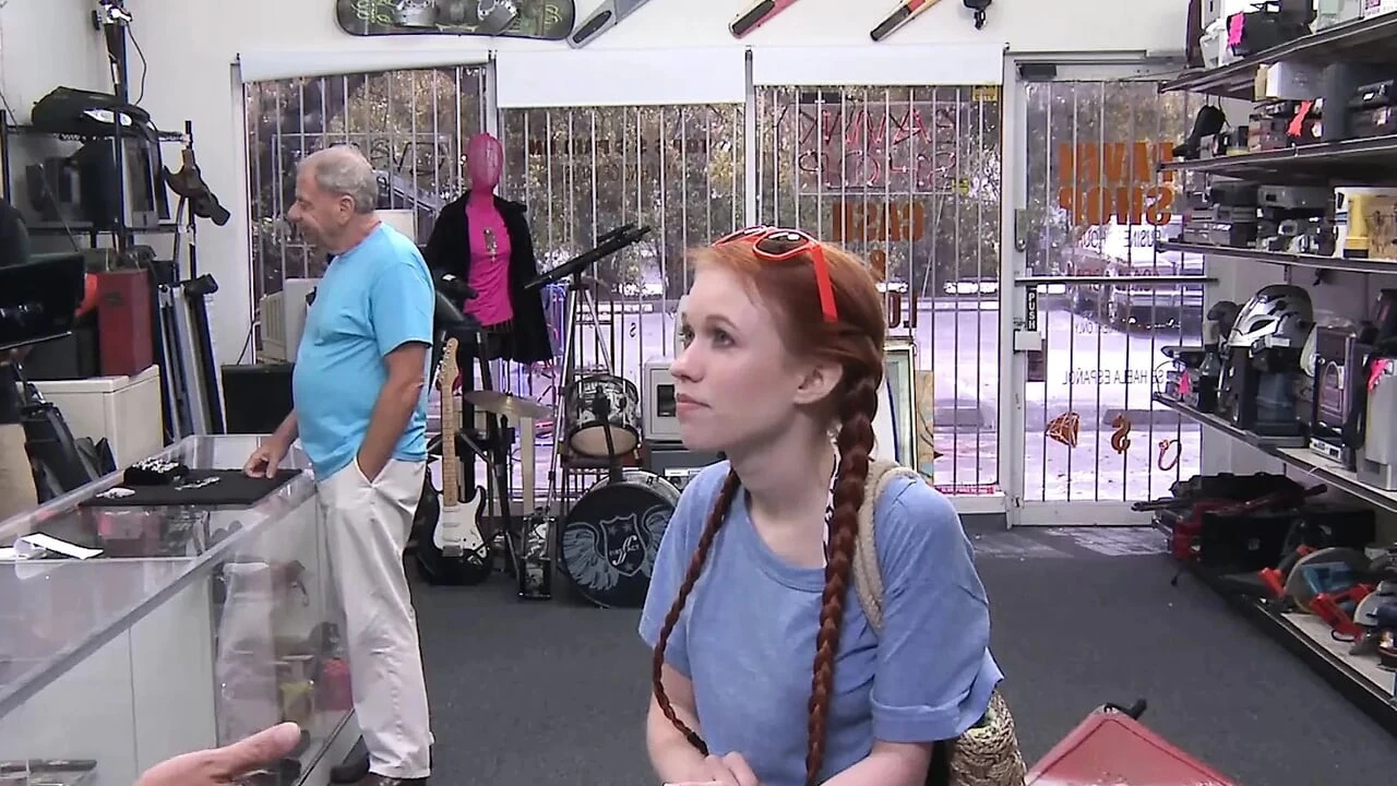 Ít redhead cám dỗ kiếm tiền bằng cách làm tình trong tiệm cầm đồ