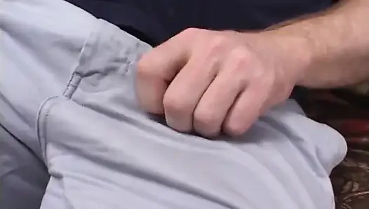 Şehvetli kaltak bu iki yarağı almayı ve döllerini almayı seviyor