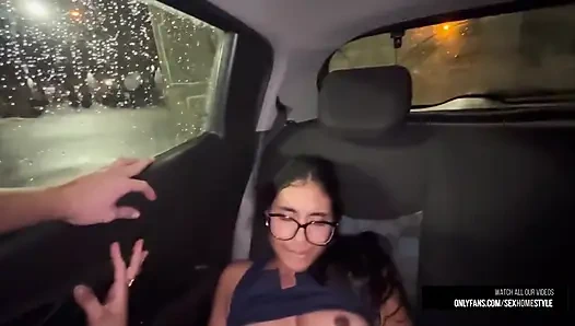 Genç çift yatak odasına gidip arabada sikişemiyor