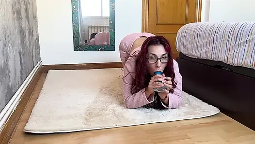 İş yerinde boşaldım ve patronum neredeyse beni yakalıyor!!
