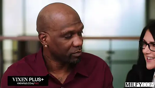 Orta yaşlı seksi kadın büyük zenci aç patron bayan Sienna Rae istekli çırağı tarafından sikiliyor