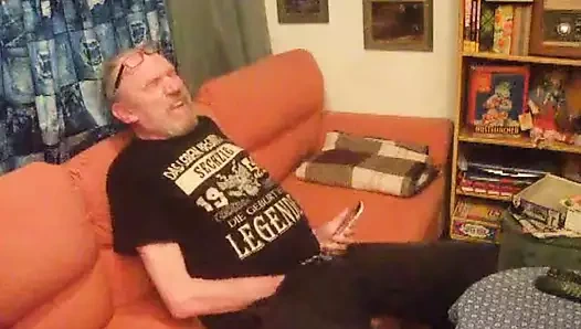 Sau schaut Porno am Handy und onaniert