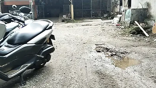 Halka açık bir yerde yalnızken gerginlik gerçek hissettiriyor