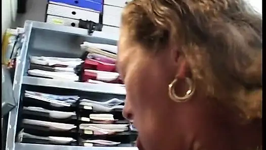 Amcığı pirsingli esmer orta yaşlı seksi kadın bakış açısıyla adamın yarağına biniyor