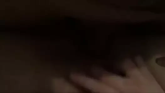 Sürtük bir fıskiyede sert yarrakını sallıyor - yakın çekim