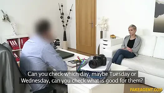 Fake Agent - model masada en iyi hareketlerini gösteriyor
