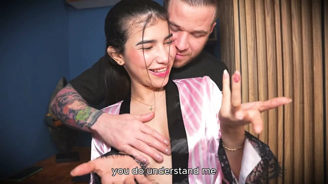 Üvey anne Gotica 18 yaşındaki üvey kızına anal seks yapmayı öğretiyor, anal üçlü seks! Fercat ve Sara Taylor