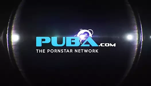 Sıcak sarışın maddeleri onu Rus kedi ile bir cam oyuncak