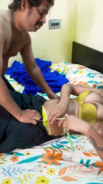 Patni Ne Patni Ne Patni Ko Nhi Choda to Ho Gye Gussa Phir Pati Nhi Patni Patni Chod Chod Ke Chut Ka Pani Nikal Diya