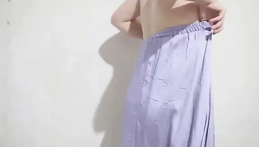 Endonezya pornosu seks yaparken yeni bir saten elbise deniyor