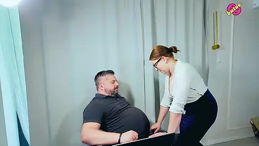 Boş öğleden sonra almak için patronumun sikini emmek zorunda kaldım