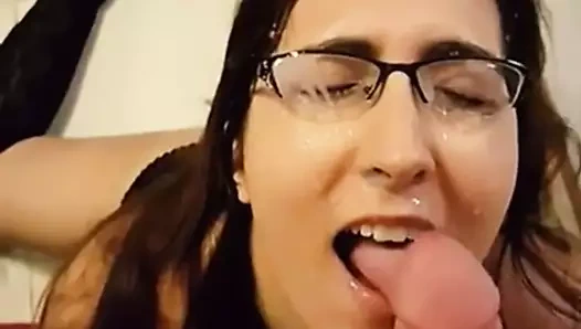 Gözlüklü ve yüz çizmeli adım anne