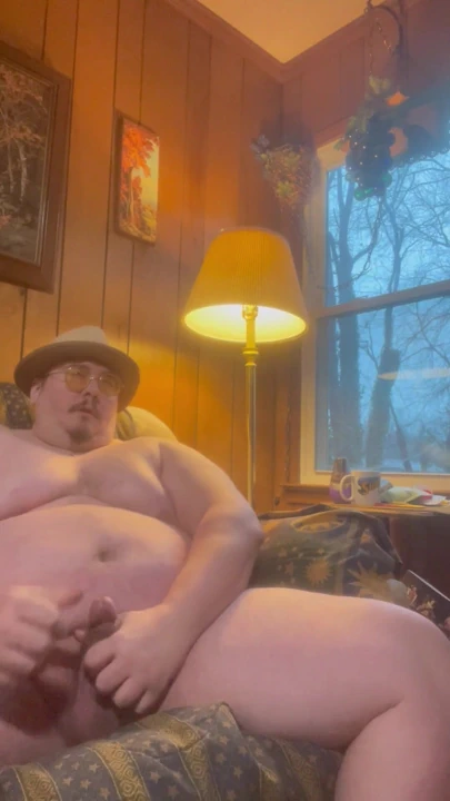 Tombul ayı şişman baba bubba burly mutfakta esneme ve kanepede fapping. | Klip 1