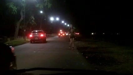Bir arabadan kaçan Nikki ladyboys