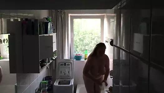 İkinci işimden sonra duş alıyorum