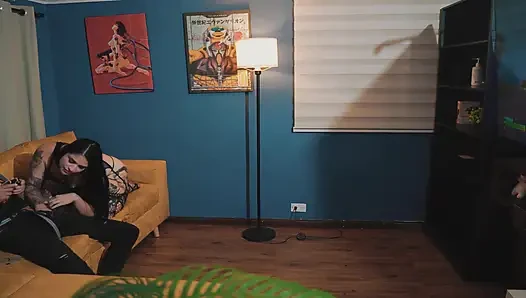 Ben oynarken bu gotik kız yarağımı istiyor
