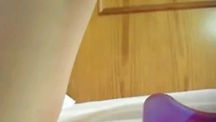 Güzel zarafet güçlü bir orgazm var ve onu kedi ıslanıyor