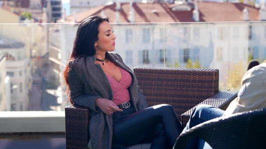 Esmer MILF komşularla yatıyor