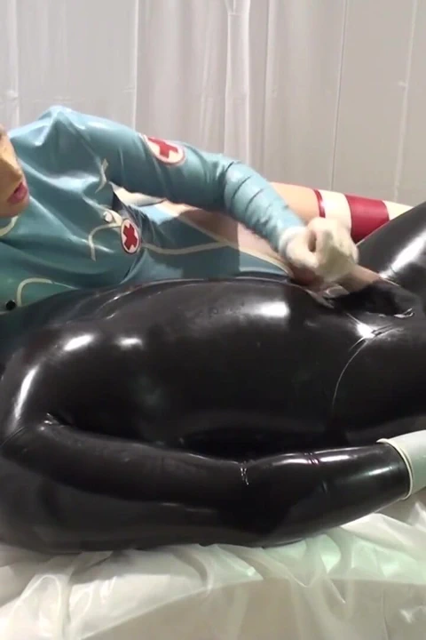 Lateks Danielle - doktor hastanın penisiyle oynuyor 2angle