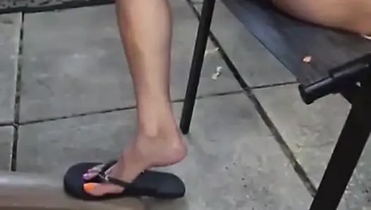 Melove uzun ayak parmakları ve küçük ayaklarıyla çok seksi