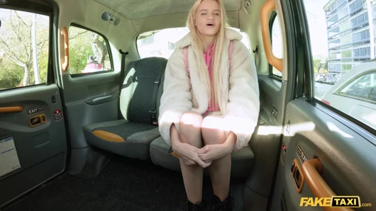 Güzel sarışın Rus ilk döllenmesini alıyor - fake taxi