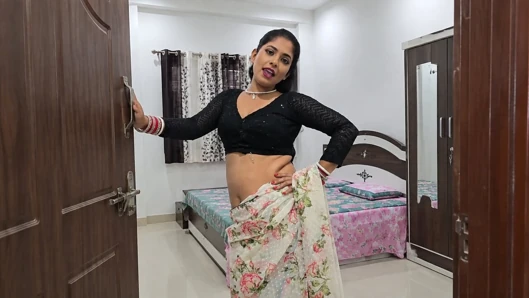 new married desi bhabhi ne khud se chut ka pani nikala