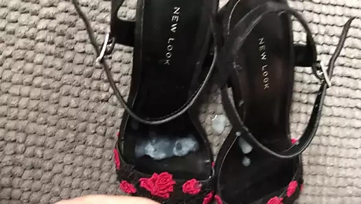 Kayleigh'in ayakkabıları üzerinde Cumming